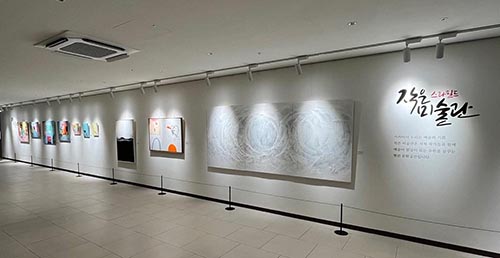 2. [표 우측] 스타필드 수원 작은미술관 현장 사진이며 흰색 벽면에 걸린 작품을 더 가까이 찍은 사진.