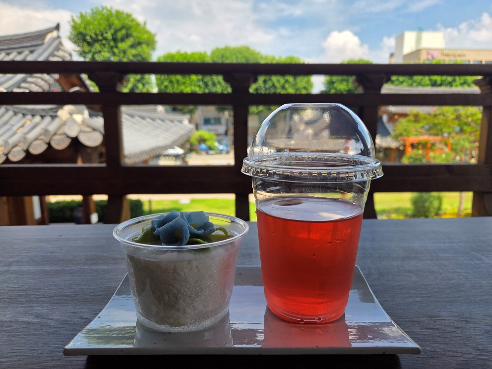 전통문화관 야외를 배경으로 한 꽃설기와 전통차의 실물 결과 사진