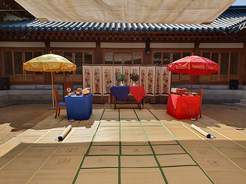 수원전통문화관 전통혼례 예정 공간(예절관 마당) 신랑신부 혼례 현장 사진