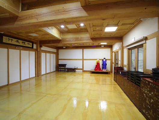 2020년 수원전통문화관 예절교육 프로그램을 진행하는 예절교육관 모습 